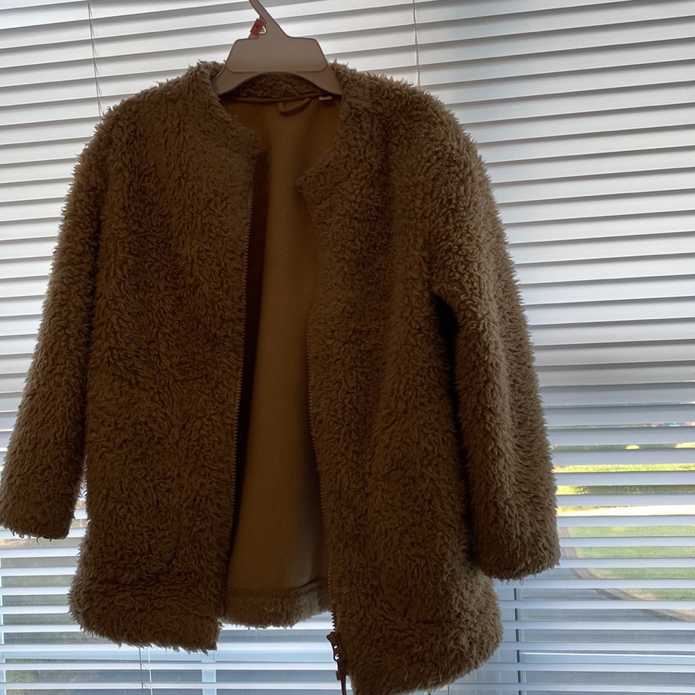 The brand is UNIQLO very fluffy good for winter hang easily